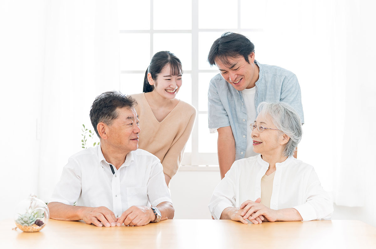 親御様とお子様が、ご家族で財産管理について話し合う様子