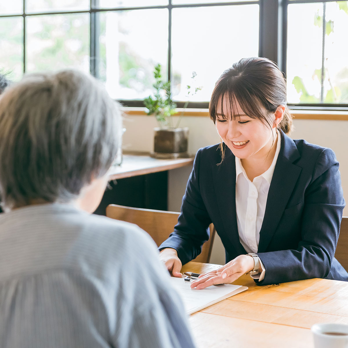 専門家に家族信託や契約書について相談するイメージ